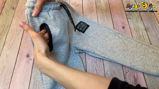 Брюки Lanson Kids хлопковые легкие с  нашивкой с надписью NEVER LIMIT YOURSELF светло-серые - видео