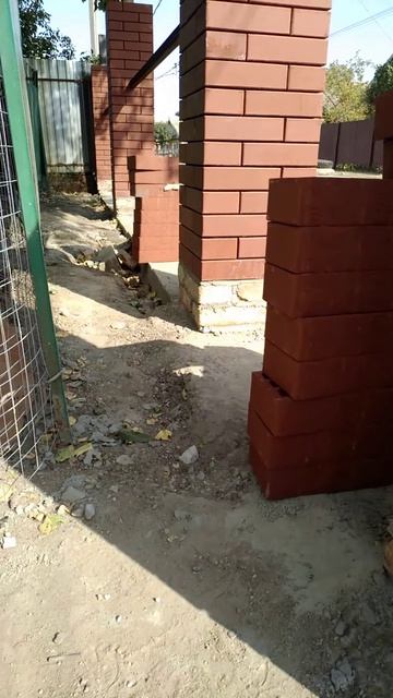 Тонкий шов на кирпичных столбах