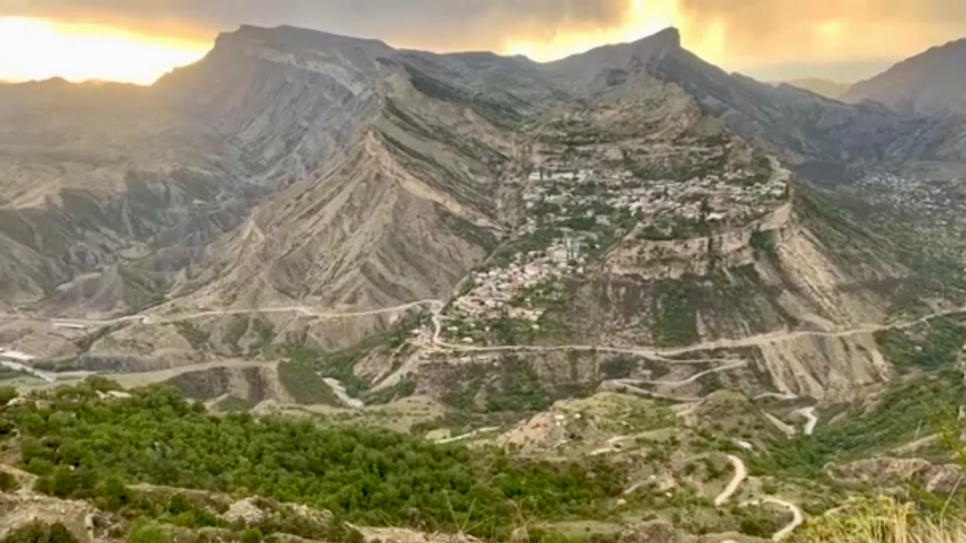 Дорога на Кегерское плато с видом на Гуниб Дагестан май 2023