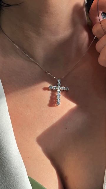 Крест с выращенными бриллиантами IQD