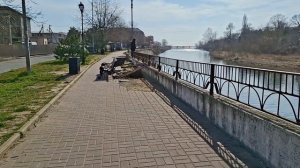 Остается только надеяться/Большие проблемы маленького поселка