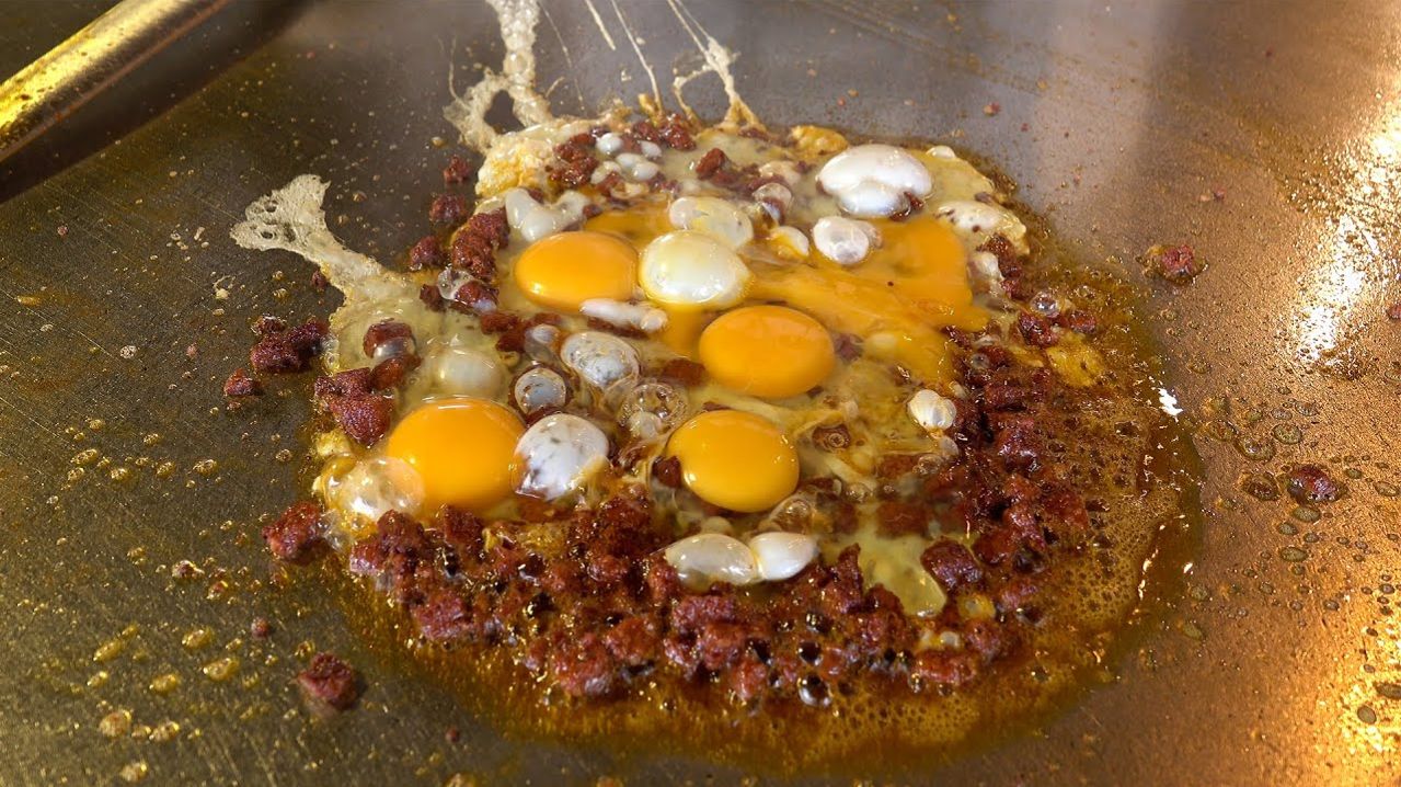 Самый известный турецкий фастфуд ｜ Тост-сэндвич с суджуком, сыром и яйцами ｜ Турецкая уличная еда.