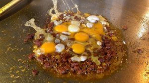 Самый известный турецкий фастфуд ｜ Тост-сэндвич с суджуком, сыром и яйцами ｜ Турецкая уличная еда.