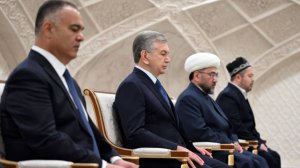 Шавкат Мирзиеев посетил мавзолей Ислама Каримова в Самарканде