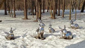 Железные зайцы радуются весне.