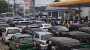 Бензин на Шри‑Ланке может закончиться в любой момент. Машины стоят в пробках, на заправках очереди