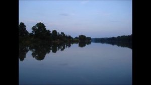 Мы стоим над медленной рекою2026