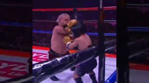 Поп-ММА не перестает удивлять.

Теперь на ринг вышел лорд Фаркуад из «Шрека».