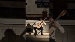 Соло-гитарист в храме