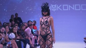 Модели на подиуме 153
