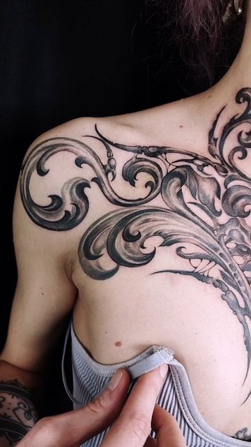 Татуировка черная на груди вензели органика