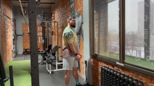 Подъем гантели перед собой