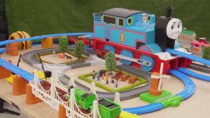 Поезда Томас играем вместе