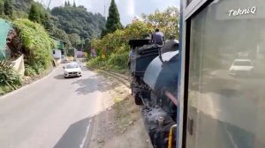 Поездка на  странном поезде по индонезийским джунглям.