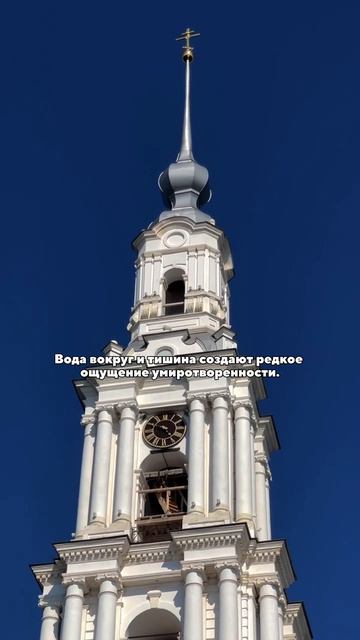 Старинная колокольня, которая стоит прямо посреди воды