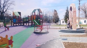 Благоустроенный сквер -Современная детская площадка.