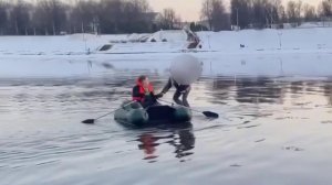 Сотрудники МЧС спасли девочку-подростка, которая оказалась на отколовшейся глыбе посреди Волги.