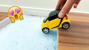 Мультики для детей и малышей. Яркие машинки прыгают в мыльную ванную. Мультики про машинки