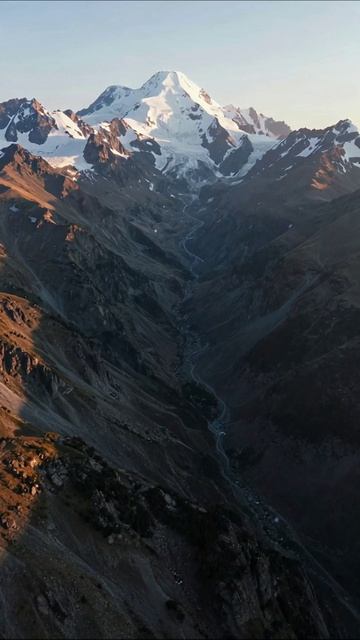 Величие гор: закат над снежными вершинами #природа #горныепейзажи #закат