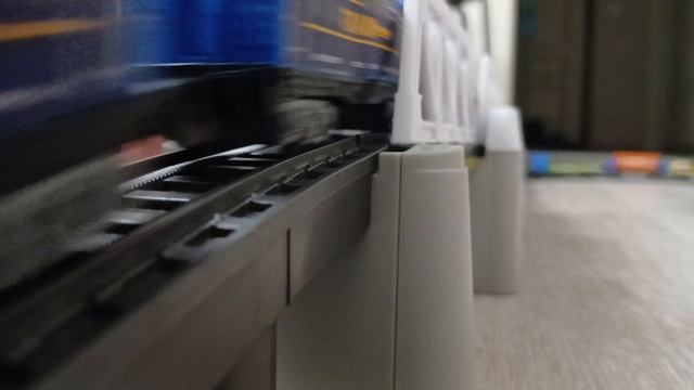 паровозик детский едет на мост