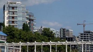 Ялта - это знаменитый Массандровский пляж.