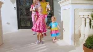 Огромный надувной детский бассейн полный шаров