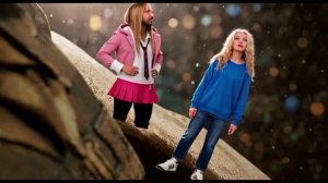 А так моя попа, кажется, меньше? («Зои против Скарлетт 2»)