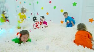 Крис превращает Дом в батутный парк   Дети развивают творческие способности и воображение