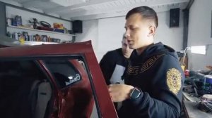 парни починили тачку с помощью кувалды