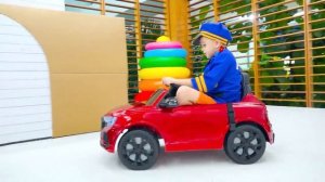 Крис спасает игрушечные машинки из коробки - пожарную машину, скорую помощь и полицию