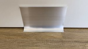 Коннелюрный алюминиевый плинтус 100х23 мм без покрытия