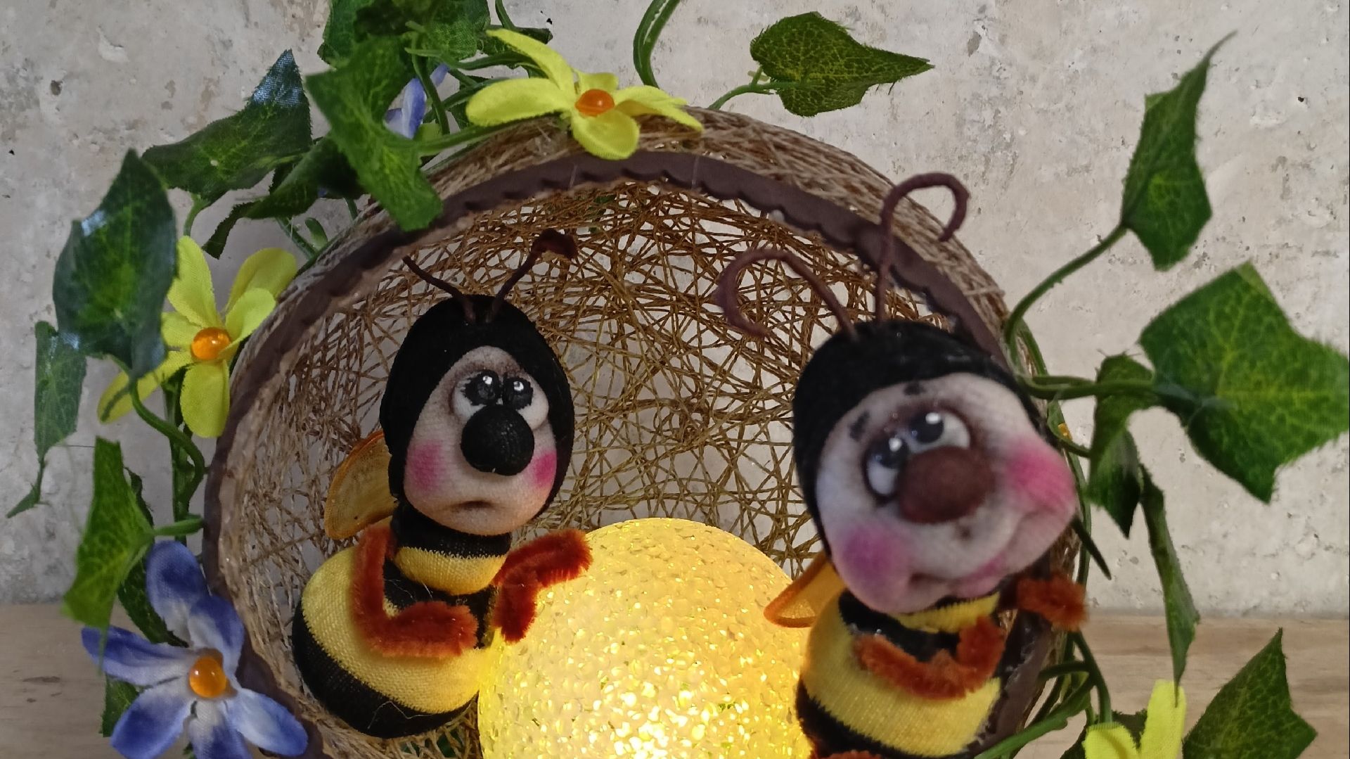 Пчелки в домике светильник  капрон