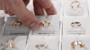 Стилист назвала самые практичные варианты обручальных колец