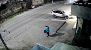 Кончита под окнами дома