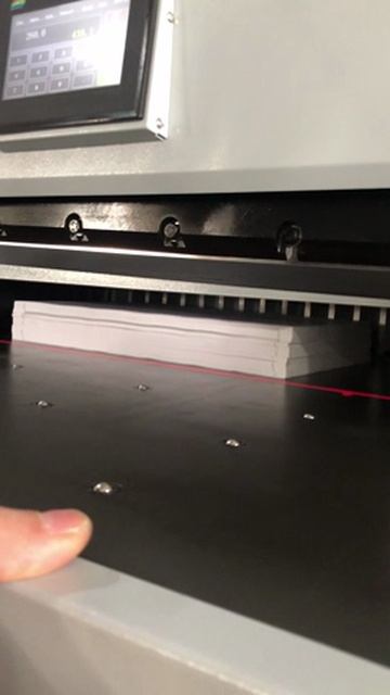 Гидравлический гильотинный резак AfterPrint H720RT. Видео 2.