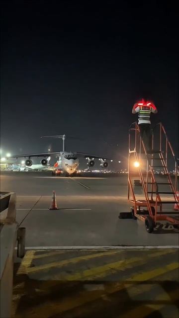 Ночное руление самолета Ил-76 