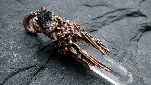 Горный хрусталь с тектитом монументальный артефакт