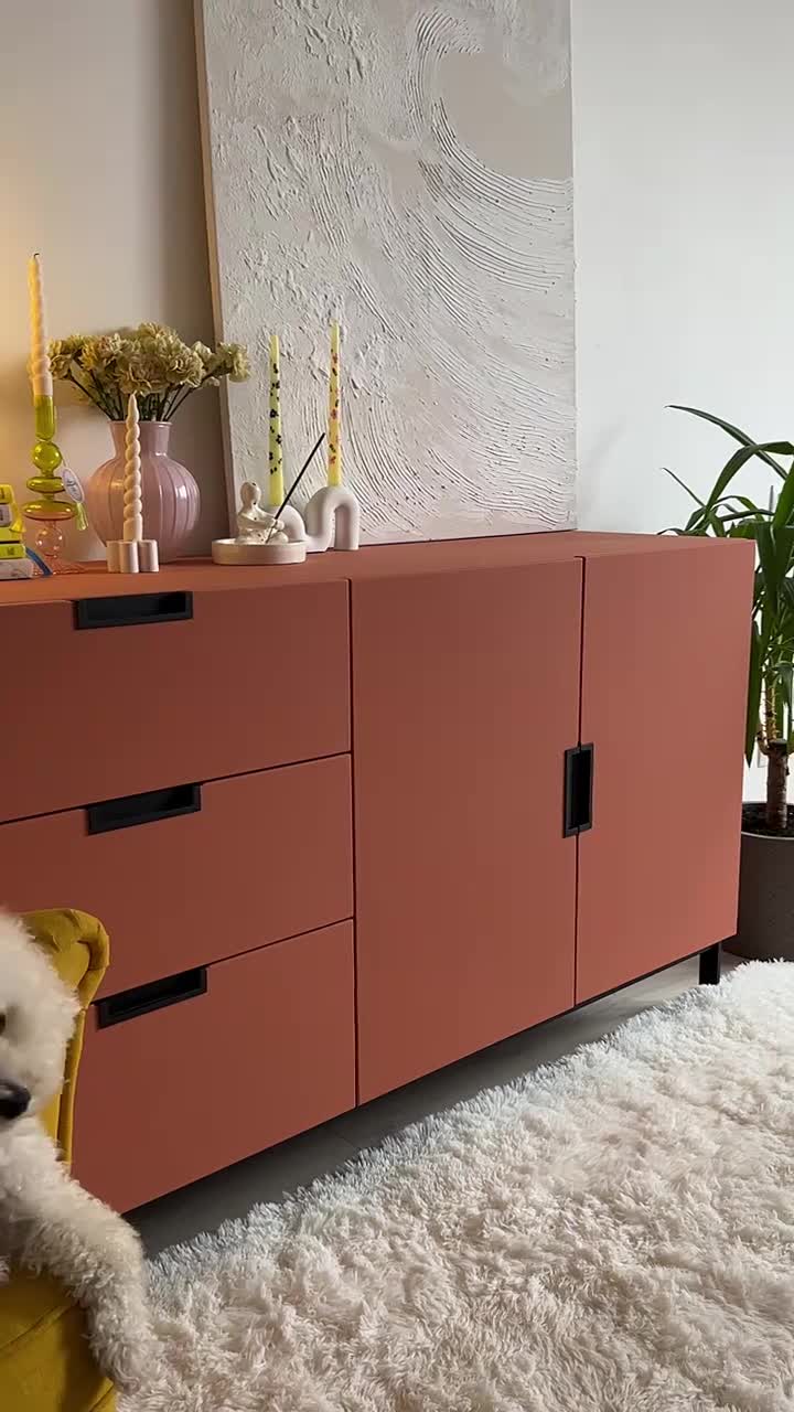 Хотите оживить интерьер, но не готовы к радикальным переменам? Есть решение, которое требует мини…