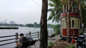 Никто никуда не спешит,сидят пью кофе на озере!