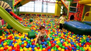 Эрик и Марк играют на детской площадке, часть 2