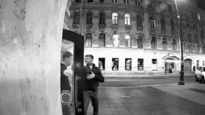 В Петербурге поздним вечером посетитель пытался пройти в бар, но его не пустили. В гневе он шлёпнул