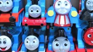 Большие паровозики Томас детям.Играем синими паровозиками. Вставляем батарейки. #дети #видеодлядетей