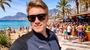 ДУБАЙ ЗАКРЫТ- ВСЕ В ИСПАНИИ  Ужас сколько людей! Испания в марте - люди без футболок и полные бары