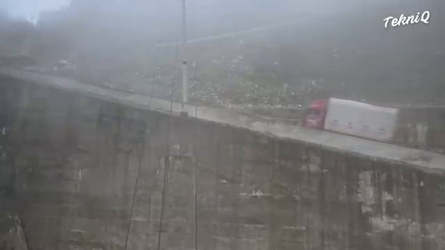 Покорение невозможной горной дороги в Китае.