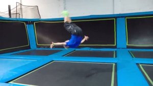 Крис празднует свой 4-й день рождения с друзьями