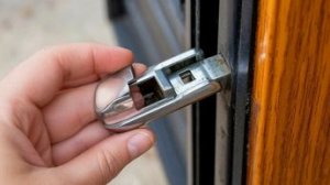 Разбираем ручку межкомнатной двери с защелкой.