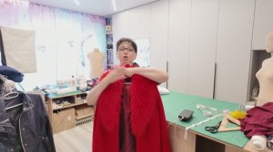 Хотела убраться в мастерской, чтобы продолжить работу, но вспомнила, что надо сходить ещё кое-куда.