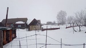 снег в деревне практически не тает, убрали от входной двери сугроб