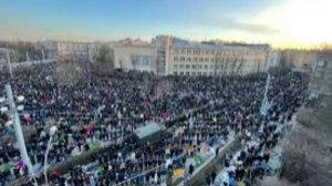 Тысячи мусульман собрались у соборных мечетей в Москве и Петербурге