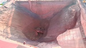 Строительство, дробление руды в конусной дробилке "Кобелко"